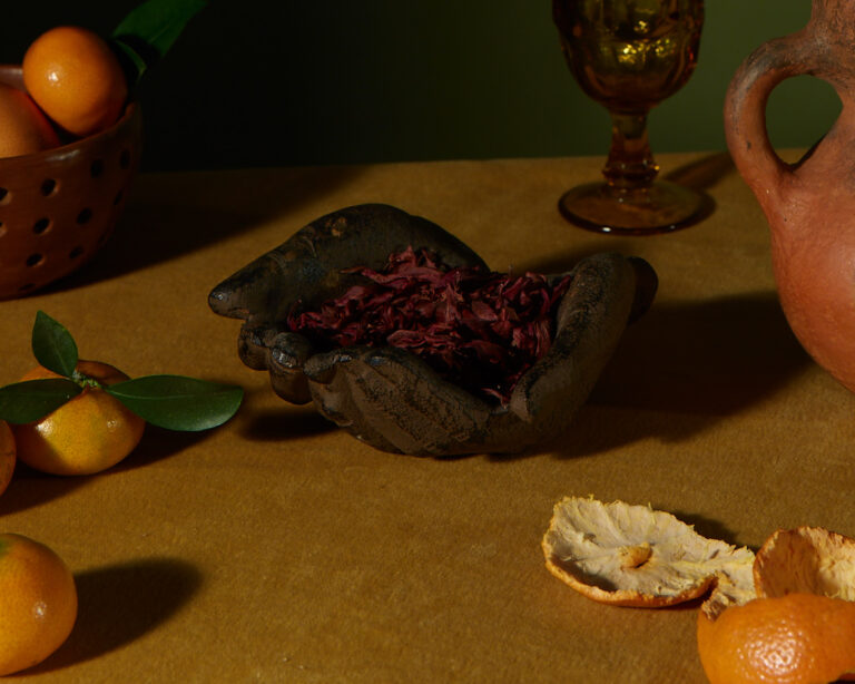 Oeste Manos Sculpture 768x614