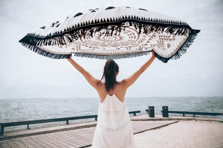 beach towel in wind 925x 768x512